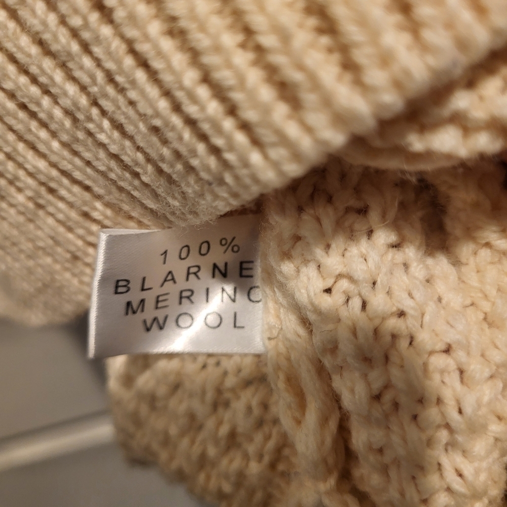 Blarney's Cable Knit Aran Cream Merino Wool Poncho/Cape with buckle details! - Picture 8 of 8